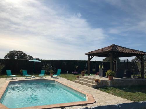- une piscine dans une cour avec un kiosque dans l'établissement Bas de Villa avec piscine, à Linguizzetta