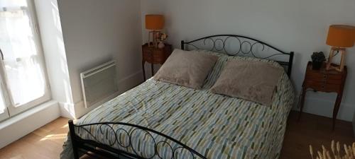 - une chambre avec un lit avec une tête de lit en métal dans l'établissement Charmant appartement Avignon et Parking, à Avignon