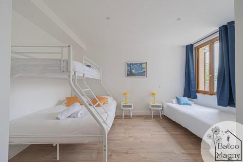 - une chambre avec 2 lits superposés et un escalier dans l'établissement Un Rêve Bleu d'Aladin - Escale à Disneyland Paris, à Magny-le-Hongre