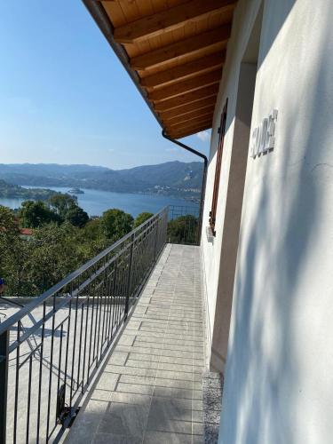 a balcony with a view of the water at Casa Vacanza da Zia Piera in Pettenasco