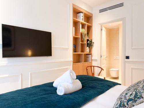 12B - APARTMENT FACING PORT & Town Hall