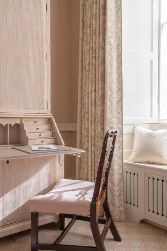Postel nebo postele na pokoji v ubytování Cashel Palace Hotel