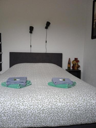 a bed with two folded towels on top of it at Finca el Gaudi, casita Catharina in L'Ampolla