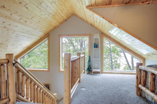 Φωτογραφία από το άλμπουμ του Lakefront Wisconsin Cabin Dock, Walk to Beach! σε Townsend