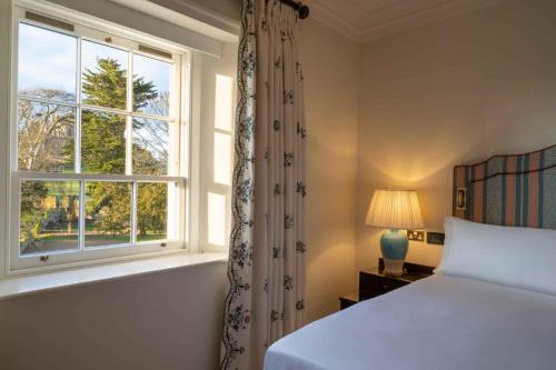Postel nebo postele na pokoji v ubytování Cashel Palace Hotel