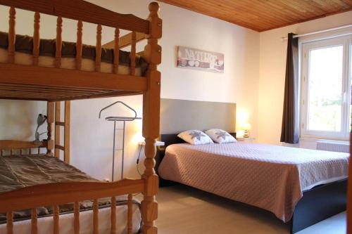 une chambre avec deux lits superposés et une fenêtre dans l'établissement Saint Pierre d'Oléron Maison 6 couchages SPO000-685, à Saint-Pierre-dʼOléron