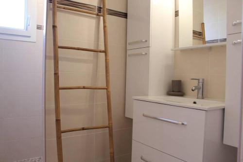 La salle de bains est pourvue d'une échelle et d'un lavabo. dans l'établissement Saint Pierre d'Oléron Maison 6 couchages SPO000-685, à Saint-Pierre-dʼOléron