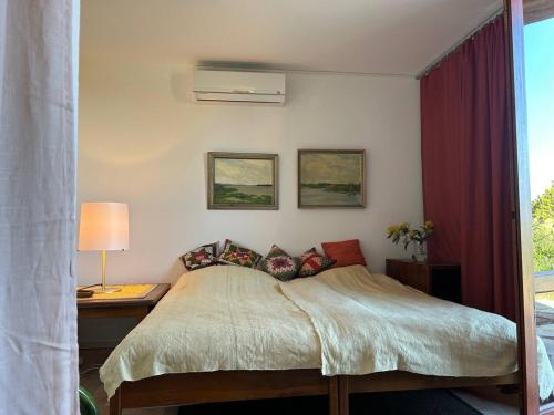 - une chambre avec un lit, un bureau et une fenêtre dans l'établissement Maison mitoyenne climatisée avec parking, 4 pers., Bormes-les-Mimosas - FR-1-610-101, à Bormes-les-Mimosas