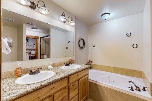 Bilik mandi di Aspen Village 84