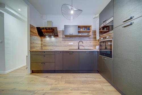 une cuisine avec un évier et un plan de travail dans l'établissement Appartement Contemporain, à Talange