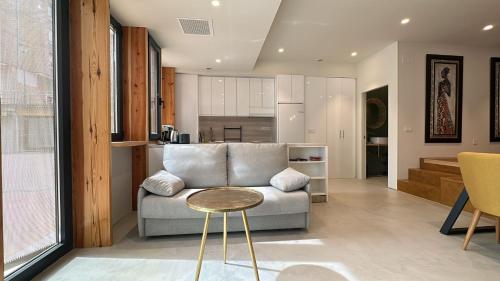 un soggiorno con un divano e un tavolo di Loft in Bidezabal a Getxo