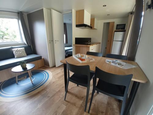 Η κουζίνα ή μικρή κουζίνα στο Camping de Bourges