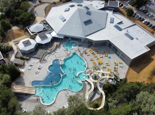 une vue aérienne d'un complexe avec piscine dans l'établissement Maison Belle Dune L'Île aux Oiseaux 34, à Quend-Plage