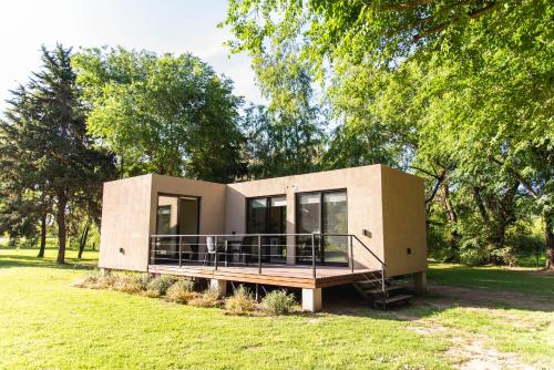 una pequeña casa en medio de un campo en La Quinta, Cabañas de campo, en Villa Nueva