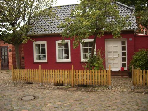 フェーマルンにあるDas Rote Ferienhausの赤い家