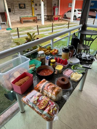 Pousada do mineiro في كابو فريو: طاولة عليها انواع مختلفة من الطعام