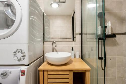 a bathroom with a sink and a shower at Geneva Terrace Apartment in Gaillard