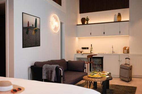 un salon avec un canapé et une cheminée dans l'établissement You Hotel Deauville - Handwritten Collection, à Deauville