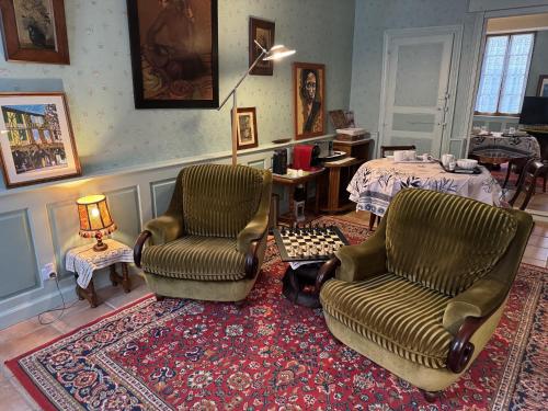 un salon avec deux chaises et une table dans l'établissement Appartement Centre Ville, à Mirepoix