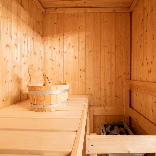 a wooden tub in a sauna at Thunersee Retreat in Thun