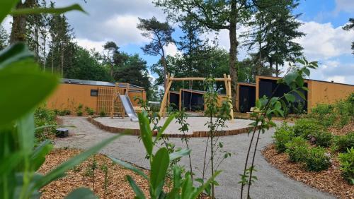 a house being constructed in a garden at Lodgepark 't Vechtdal in Dalfsen