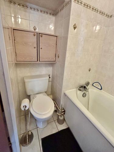 une salle de bain avec toilettes et baignoire dans l'établissement La Clusaz Appartement 2 - 4 personnes, à La Clusaz