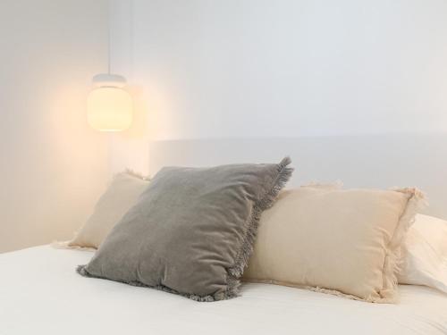 - un oreiller assis au-dessus du lit avec des oreillers dans l'établissement Cornut 9a, à Cannes