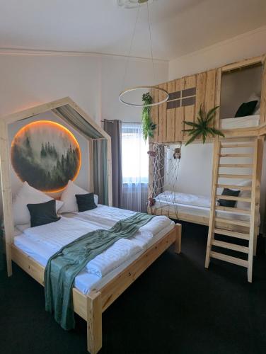 Postel nebo postele na pokoji v ubytování Baumhaus Suite