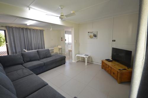 Una sala de estar con un sofá y un televisor de pantalla plana. en Surf Caster - Kalbarri, WA, en Kalbarri