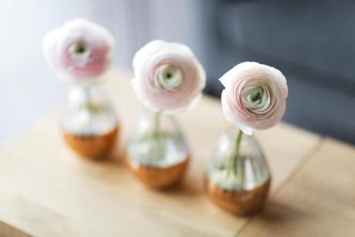 a group of roses in a vase on a table at Stadthotel Brunner in Schladming