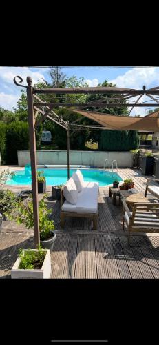 une cour avec une piscine dotée d'un canapé blanc et de chaises dans l'établissement Loft haut de gamme entre verdure et ville, à Chaudefontaine