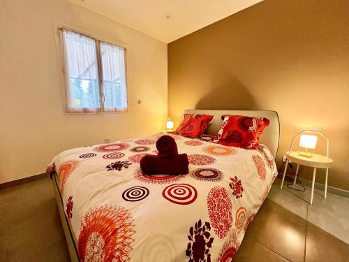 - une chambre avec un lit avec une personne assise dans l'établissement L'Oustau Degio - Villa Provence, Piscine, CLIM, Calme, 4 chambres, 6 lits, 2 salles de bains, 8 personnes, à Istres