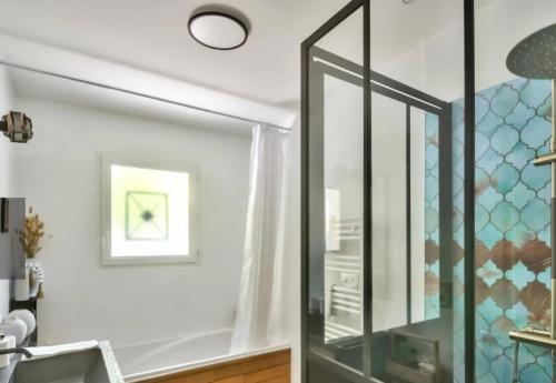 d'une armoire en verre dans le salon avec une fenêtre. dans l'établissement Bilydis, à Vendays-Montalivet