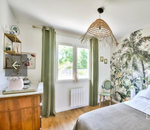 - une chambre avec des rideaux verts, un lit et une fenêtre dans l'établissement Bilydis, à Vendays-Montalivet