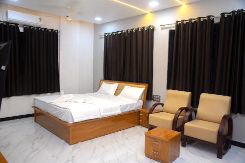 Ένα ή περισσότερα κρεβάτια σε δωμάτιο στο Hotel Pooja Inn Pandharpur