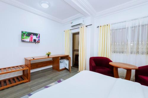 Una televisión o centro de entretenimiento en HOTEL DE L'OCEAN KRIBI