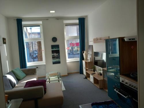 Gutbau com, Whole Apartment 4u, Self-Check-in, Top-Location, Underground & Shops under window, 3-5min Walking to Swimming & footbal Stadion, Wake-up in sunshine