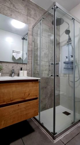 a bathroom with a glass shower and a sink at Apartamento Puerta de Madrid 1 in Alcalá de Henares
