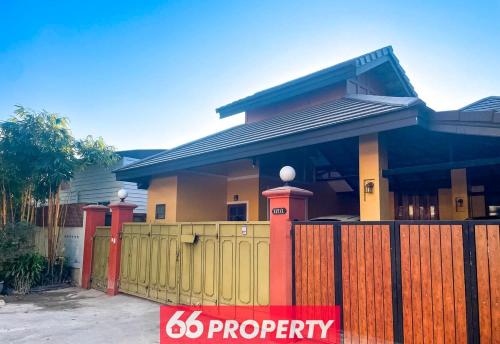 une maison avec un panneau de propriété devant dans l'établissement Charming 1-Bedroom Home Steps from Saturday Market, à Chiang Mai