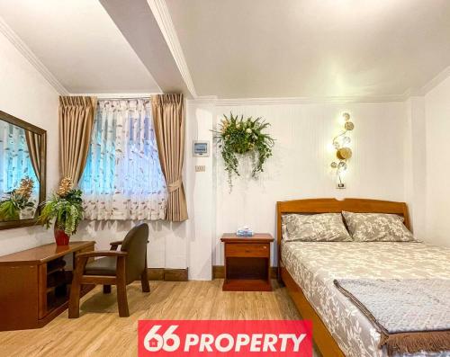 une chambre avec un lit, un bureau et une fenêtre dans l'établissement Charming 1-Bedroom Home Steps from Saturday Market, à Chiang Mai