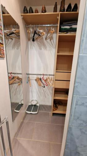 - un dressing avec des chaussures dans l'établissement Montagne CORSE, à Pietroso