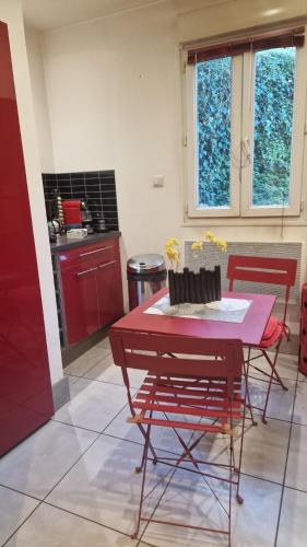 - une table et des chaises rouges dans la cuisine dans l'établissement Montagne CORSE, à Pietroso