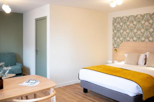 a small bedroom with a bed and a table at Villa Aura in Eu