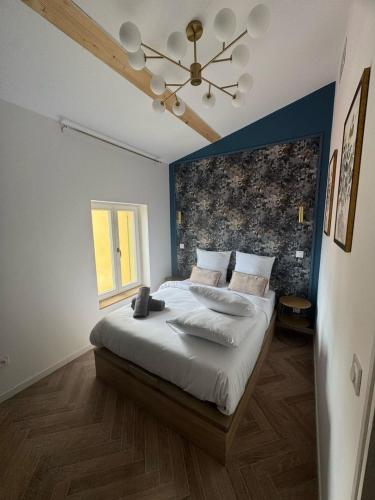 une chambre avec un grand lit avec un plafond dans l'établissement MOON - 45, à Nice