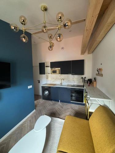 une grande cuisine avec des placards bleus et une table dans l'établissement MOON - 45, à Nice