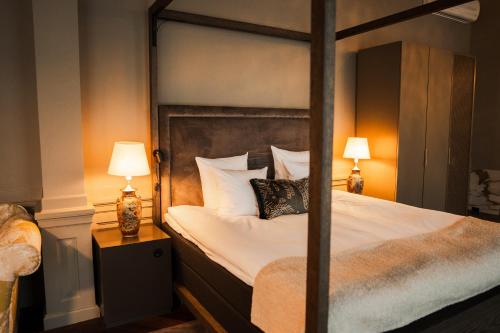 Una cama o camas en una habitación de Hotel Royal