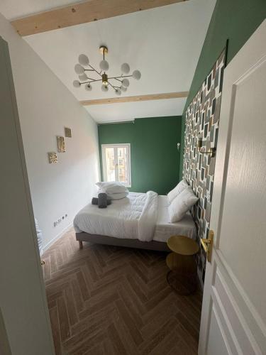 une chambre avec un lit et un mur végétal dans l'établissement MOON - 47, à Nice