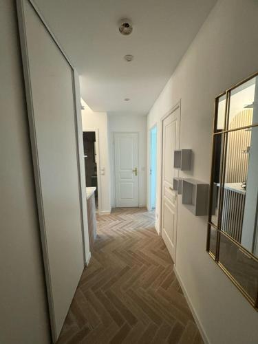 un couloir avec un grand miroir et une salle de bains. dans l'établissement MOON - 47, à Nice