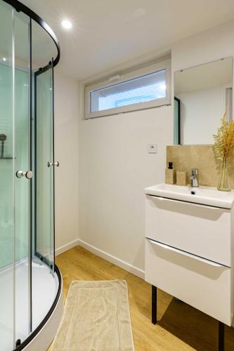 une salle de bain avec un lavabo et une douche dans l'établissement Studio Détente 2 pers wifi gare, à Saint-Quentin