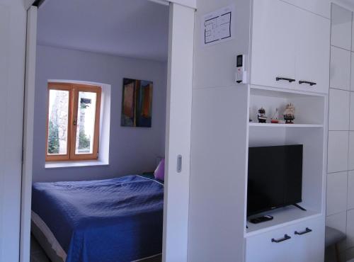 Ένα ή περισσότερα κρεβάτια σε δωμάτιο στο Heritage Apartments Kyra & Fox in Pitve, Hvar